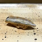 鮨 西崎 - 小肌としては味も脂もリッチなので、酢〆はしっかりと。さらに、山葵ではなく大和芥子で、また少しニュアンスの異なるアクセントを。