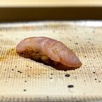 鮨 西崎 - 余韻に気になる香りが残るからと、刻んだ大葉を忍ばせた金目鯛の漬け。
      私のようなバカ舌だと、「余韻まで美味しい！」とか言ってしまいそうですが、さすがに繊細。
      なるほど、この大葉がいい仕事しています。