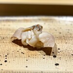 鮨 西崎 - 煮蛤も、ツメの味になるのを避けるため、蛤の煮汁を塗っています。
      そうすることで、蛤自体の味が強調されるだけでなく、余韻がめちゃめちゃ伸びますね。
      ホント、どのネタにも「より美味しく」が詰まってます。