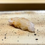 鮨 西崎 - 通常よりもずっと大きいというカンパチを、寝かせているそう。
      鮨ネタとして、あまり馴染みがありませんが、旨味がしっかり出て美味。