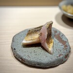 鮨 西崎 - このカマスはヤバい〜！
      皮目だけ醤油を塗って炙っていますが、身の方はほぼ生。
      静岡でいただく活〆にも劣らない、まさに絶品カマスですね♪