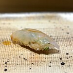 鮨 西崎 - 【追加】皮剥。
      身も肝も寝かせているそう。
      肝の美味しさばかりが注目される皮剥ですが、こちらは身の美味しさも秀逸。