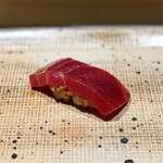鮨 西崎 - こちらは八戸。
      爽やかさというより旨味が秀逸な赤身で、この季節らしさが出ています。こういう赤身、好みです。