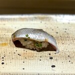 鮨 西崎 - この時期にはありえないレベルという、素晴らしい鰯。
      たしかに、脂乗り、旨味、香り、すべてが高次元！