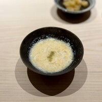 鮨 西崎 - 白魚の豆乳汁。
                    お鍋の後の雑炊をいただくような、柔らかく温かい一皿から。