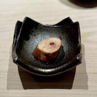 鮨 西崎 - いつもの、蛸の柔らか煮。
                    しっかりと味わいも濃い〜のです。
