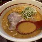 拉麺阿修羅 - 辛胡麻らーめん（大盛り）。