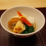 銀座 小十 - 炊き合わせ 穴子の干瓢巻き 湯葉 海老芋 蕪 ちぢみほうれん草