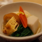 銀座 小十 - 炊き合わせ 穴子の干瓢巻き 湯葉 海老芋 蕪 ちぢみほうれん草