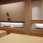 銀座 小十 - カウンター内は割とすっきりとした印象です