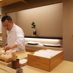 銀座 小十 - ご主人が刺身を準備しています