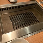 焼肉 矢澤 東京 - 鉄板（スタッフさんが焼いてくれる）