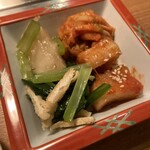 焼肉 矢澤 東京 - 前菜のキムチ、ナムル盛り合わせ