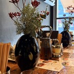 鶏そばヒバリ - 花が飾ってあるカウンター