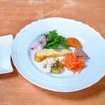 イタリア料理 B-gill - 前菜とパン。