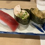 吉野寿司 - 本日の握り寿司　おまかせ3貫　マグロ赤身、あん肝軍艦、スルメイカの塩辛軍艦　500円