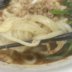 中国手打拉麺 馬賊 - 麺顔。ムチムチで喉越し最高です。