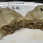 中国手打拉麺 馬賊 - 餃子割ったところ。