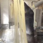 中国手打拉麺 馬賊 - 麺打ち終わったところ。