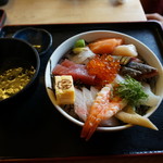 マルトモ水産 鮮魚市場 - 【海鮮丼＠１３００円】　スペシャルと違って雲丹やサザエはのってません。