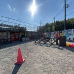 中古タイヤ市場 - 外観1列目と敷地内側面の自販機