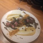 酒場ルージュ - 仔羊  りんご×黒香味  ￥2480