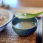 カフェモン - サイドの鶏スープもとってもおいしい♡(*´ω`*)
      具の大根が波形にカットされていて、ほんと、お姉さんのセンスってばいつもニクイよ〰️！