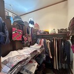 カフェモン - こちらはアパレルコーナー(^^)