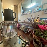 カフェモン - ストーブも上のヤカンも可愛い♡
      お花は15周年記念のお祝い♪