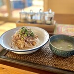 カフェモン - カオガイセープ（大盛り、サラダなし¥1,100税込）
                                カオ（ご飯）、ガイ（鶏肉）、セープ（辛い、美味しい）という意味。鶏むね肉のフライドチキンを使ったスパイシーなマリネ風ご飯料理です。