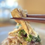 カフェモン - マリネの下にはむね肉のフライドチキンがたくさん♪