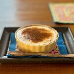 カフェモン - さつまいものブリュレ風（¥300税込）
      さつまいもの上にココナッツミルクのカスタード、そして表面をパリパリにブリュレしています♪
