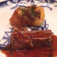横濱元町 霧笛楼 - 国産牛フィレ肉の網焼き トリュフソース ポテトと茸のリヨネーズ風を添えて