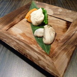 松もと - 酢洗いした牡蠣と自家製の干し柿の白和え。