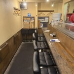 ベオーネ - 1階はカウンター席のみ