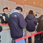 おやき屋本舗 - 中も客でいっぱい