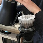 NOMAD COFFEE - コーヒードリップ中