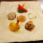 ガネーシュ - ミニドーサの付け合わせ。焼きナスチャツネなど