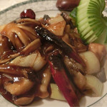 ゆるり 中華食堂 癒食同源 - アオリイカとカシュナッツの香り唐辛子炒め 820円。