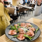 原価ビストロチーズプラス - パルミジャーノチーズを削ってくれる