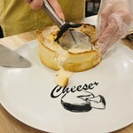 原価ビストロチーズプラス - 店員さんが切ってくれる♪