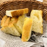 原価ビストロチーズプラス - お通しのフォカッチャお代わり自由