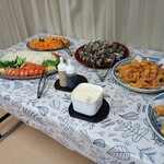 民宿しらい - サザエ、オレンジ、サラダ