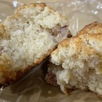 ザ シティ ベーカリー - メープルとベーコンのスコーン。中はしっとり。甘じょっぱくて美味しく香ばしい〜。