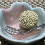 川崎 鮨 よこ田 - 抹茶の胡麻団子