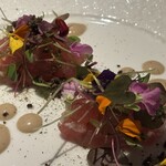 A TUTTA - キハダマグロ、エディブルフラワー、ケッパー，アンチョビ、オリーブのソース
