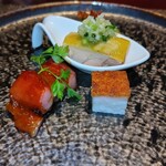 中国飯店 富麗華 - 胡瓜のXO醤和え、蒸し鶏の葱ソース、金華豚の焼豚、豚ばら肉こんがり焼き