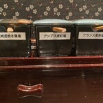 とんかつ六 - 長崎産焼き藻塩・アンデス産紅塩・フランス産岩塩の3種類の塩