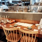 夜ノ森 - 藁焼き特等席でもあるカウンター席