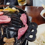 ふくろう亭 - ヒレは落ちた油を使って端で揚げ焼き風にすると柔らかくオイシイ